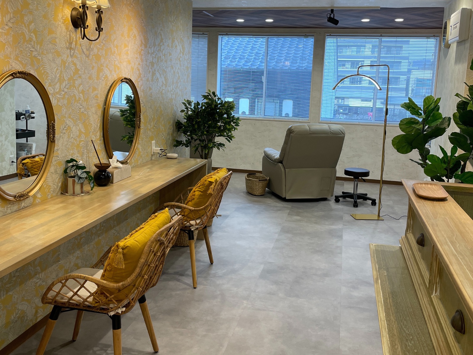 KATE stage LASH松本店の明るい店内